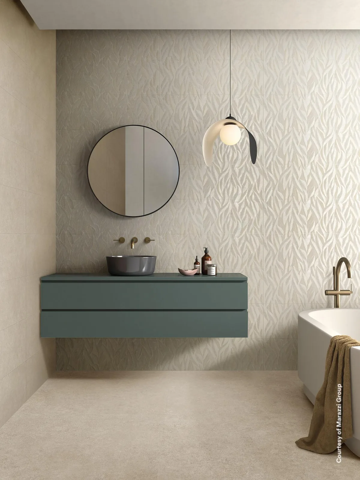 Badezimmer mit Marazzi Room Wall Decoro Oleander hinter dem Waschtisch und Seitenwand in Beige