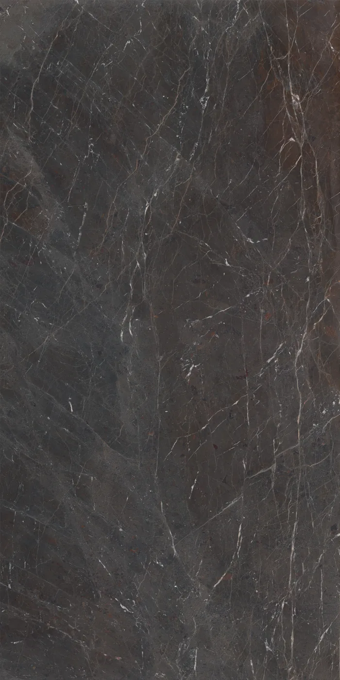 Dunkelbraune Steinoptik-Platte 160x320 cm mit seidenmatter Oberfläche und feinen weißen und hellbraunen Adern.