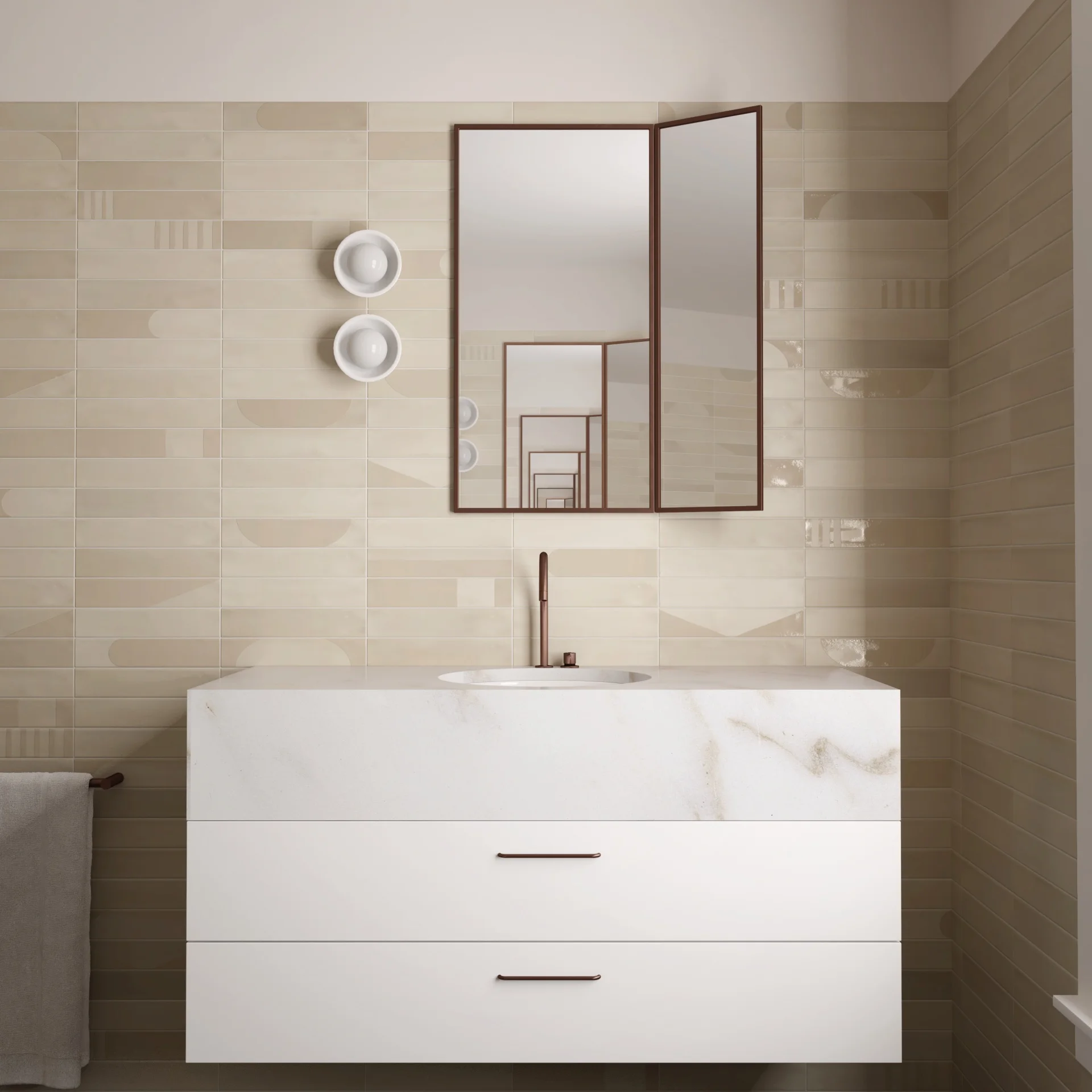 Badezimmer mit beige gefliester Wand aus schmalen Riemchen, weißem Waschtisch und schlankem Spiegel.