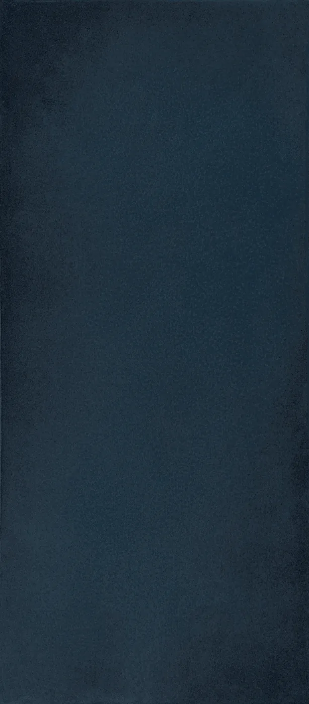 Dunkelblaue Platte Grande Lume Cobalto im Format 120x278 cm, glänzend, leicht wolkig getönt und fein gesprenkelt.