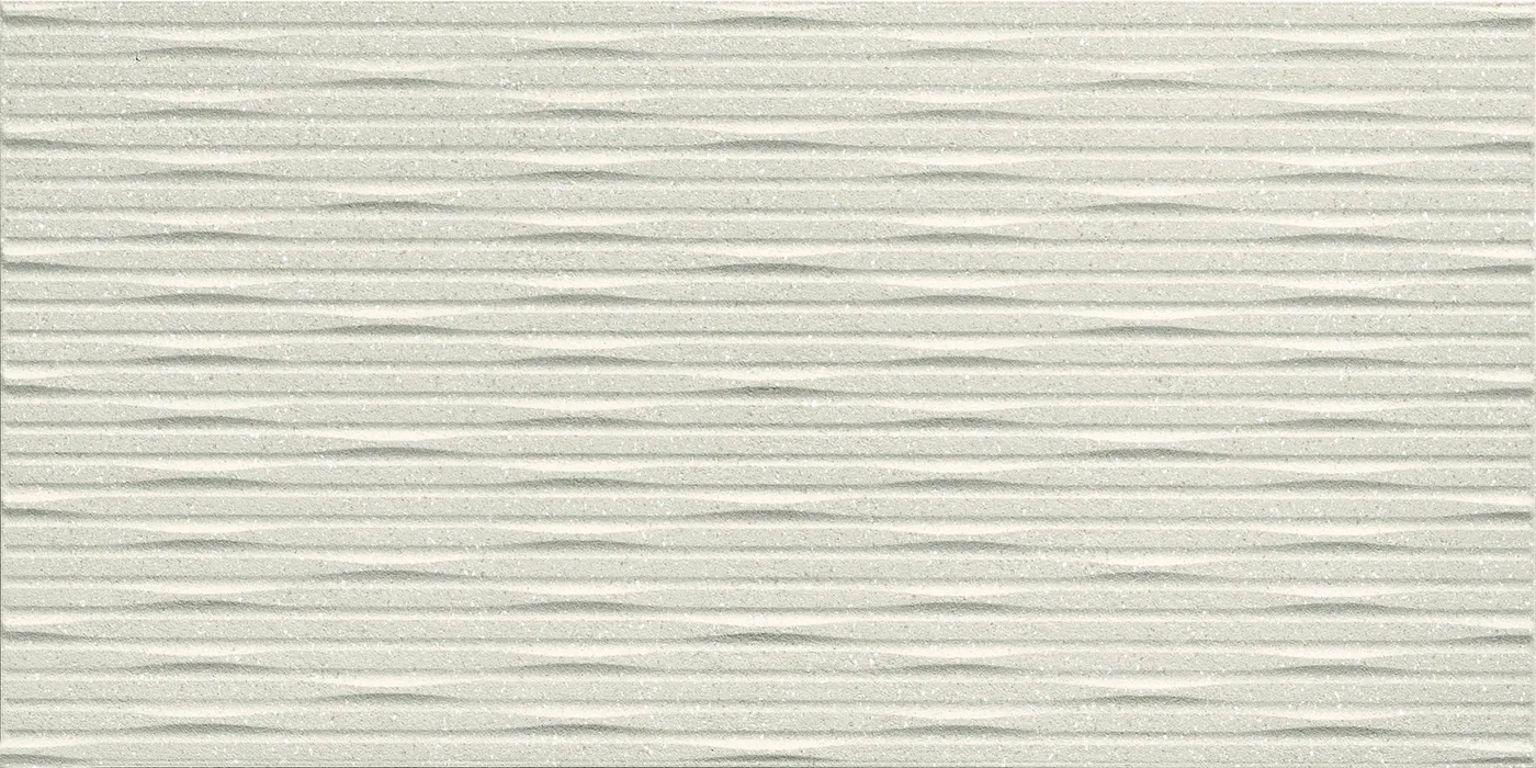 Cremefarbene Wandfliese 40×80 cm mit waagerechtem gemeißeltem Streifenrelief und mattem Finish.