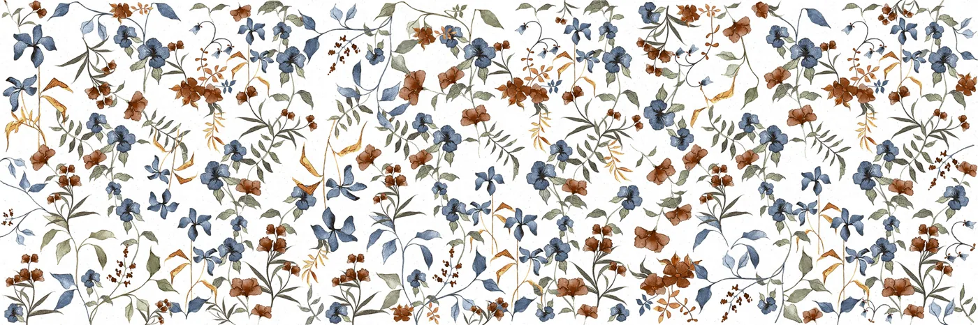 Weiße matte Dekorfliese 30×90 cm mit kleinen Streublumen in Blau, Rostrot und Ocker an grünen Zweigen, frontal aufgenommen.