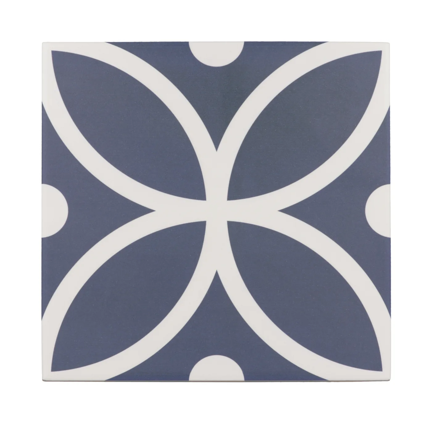 Geometrisches Muster aus blauen Spitzblättern, die Kreise bilden, auf weißem Grund, quadratisch und matt.