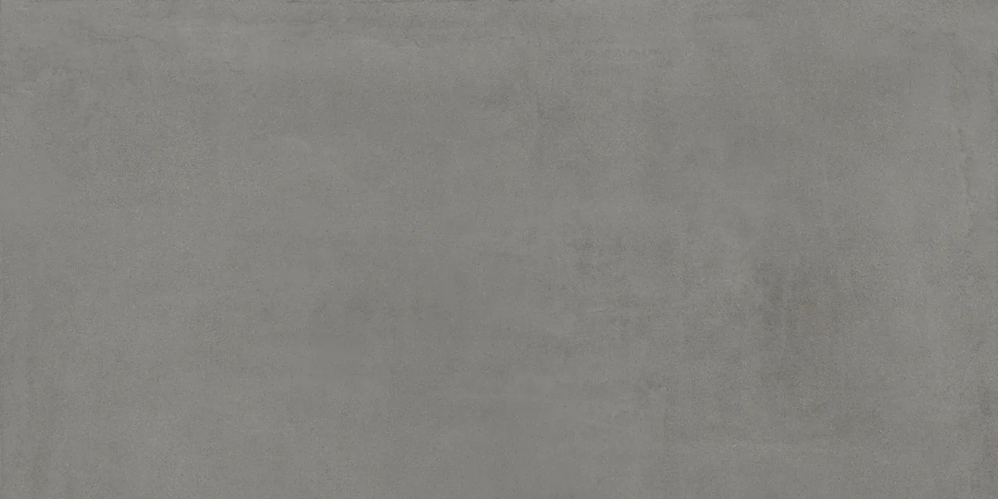 Dunkelgraue Betonoptik-Fliese 75x150 cm mit wolkiger, wie gespachtelt wirkender Schattierung, matte Oberfläche.