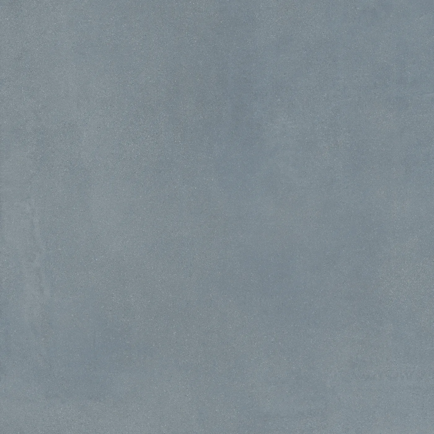 Blaugraue Betonoptik-Fliese 60x60 cm mit wolkiger, wie gespachtelt wirkender Schattierung, matte Oberfläche.