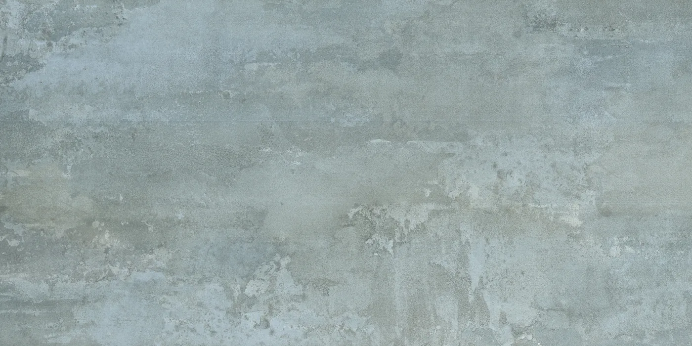 Wand- und Bodenfliese 30×60 cm mit graublauer Betonoptik, wolkiger Patina und hellen Schlieren, seidenmatte Oberfläche.