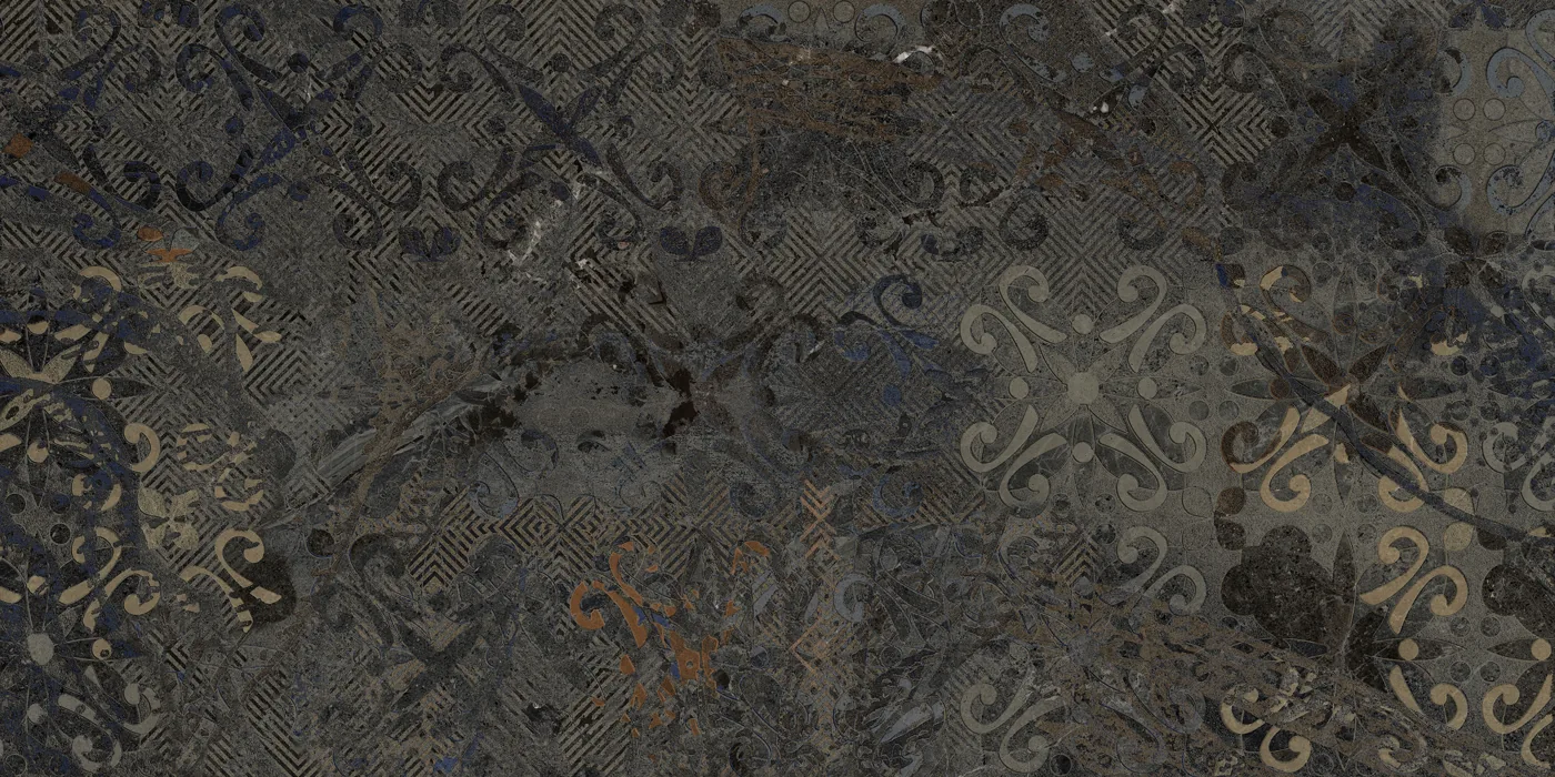 Anthrazitfarbene Dekorfliese 60×120 cm in seidenmattem Finish, mit verblasstem Ornament-Patchwork in Rost und Grau.