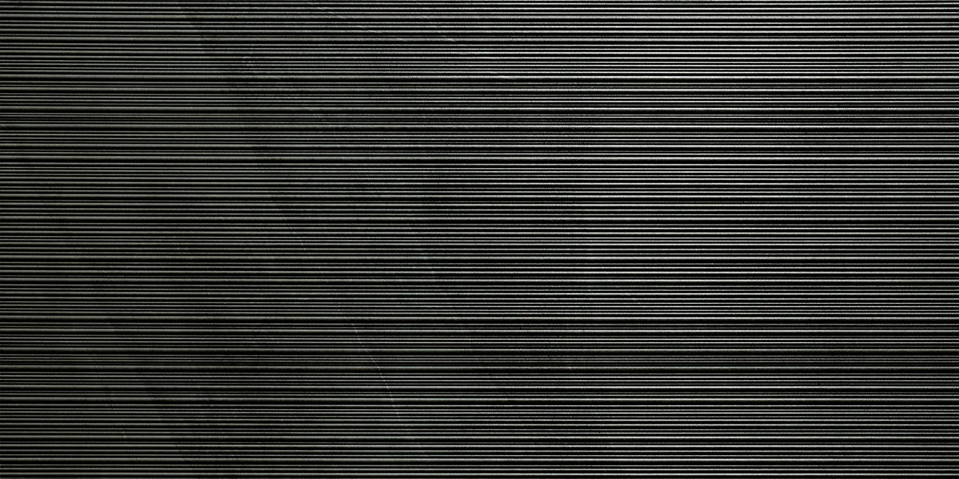 Fast schwarze Fliese 60×120 cm in Schieferoptik mit feinen waagerechten Rillen über die ganze Fläche, matt