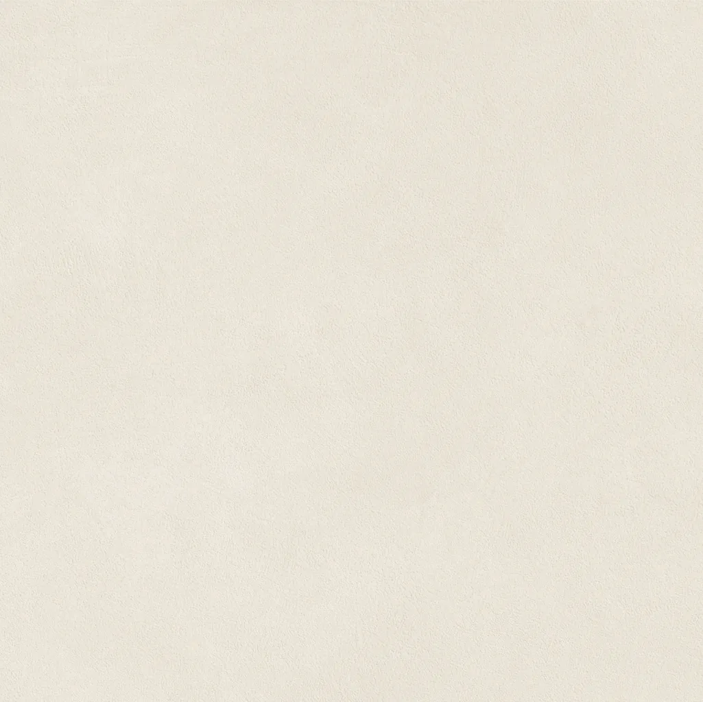Cremeweiße Fliese in Betonoptik, 80×80 cm, mit matter, fein gewolkter Oberfläche.