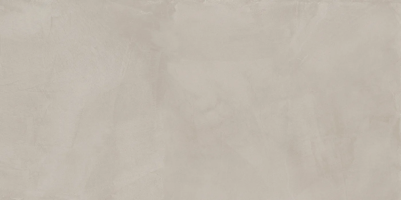 Fliese in hellem Greige 60×120 cm in Spachteloptik, matte Oberfläche mit wolkigen Spachtelspuren und feinen Kratzlinien.