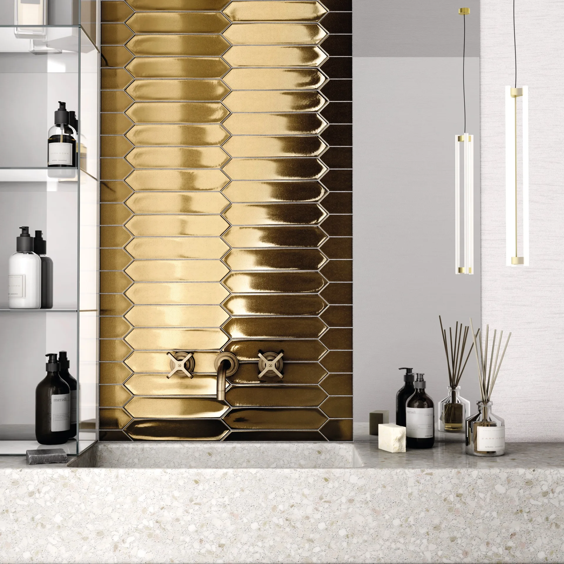 Glänzend goldene, spitz zulaufende Wandfliesen als Akzentwand mit offenen Regalen und Wandarmaturen im Bad.