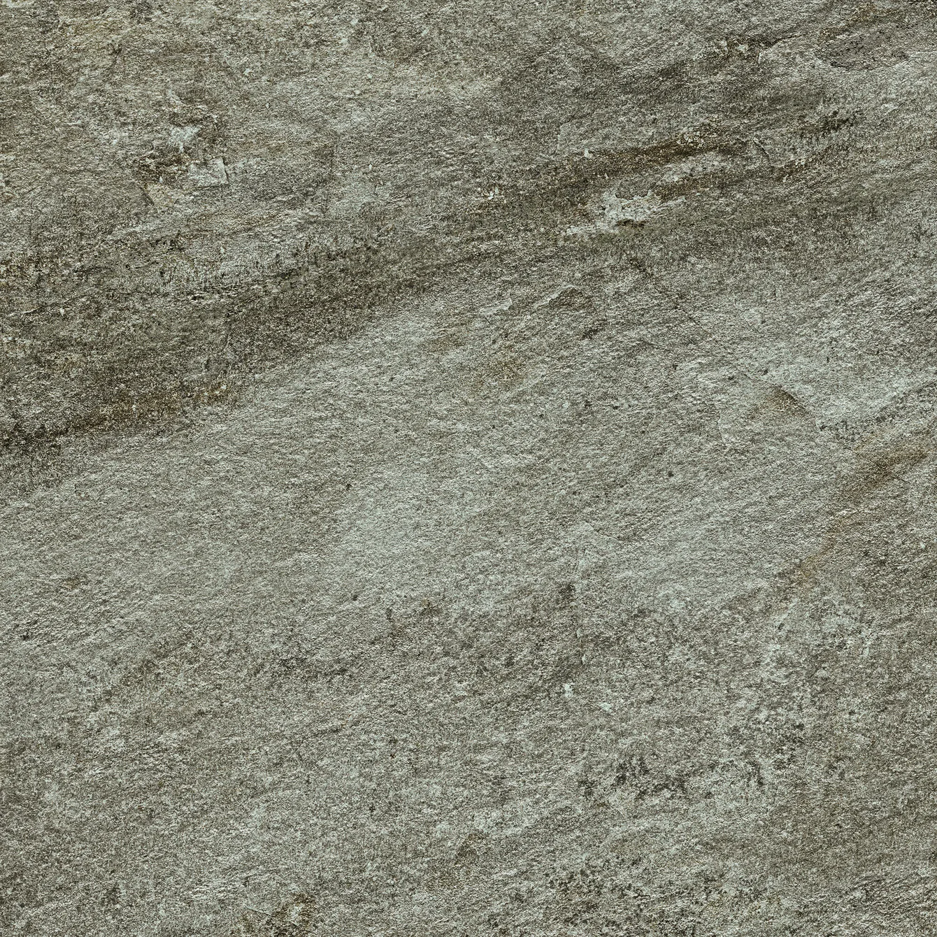 Graubraune Natursteinoptik im Format 80×80 cm mit rostbraunen Adern und körniger, matter Quarzit-Fläche.