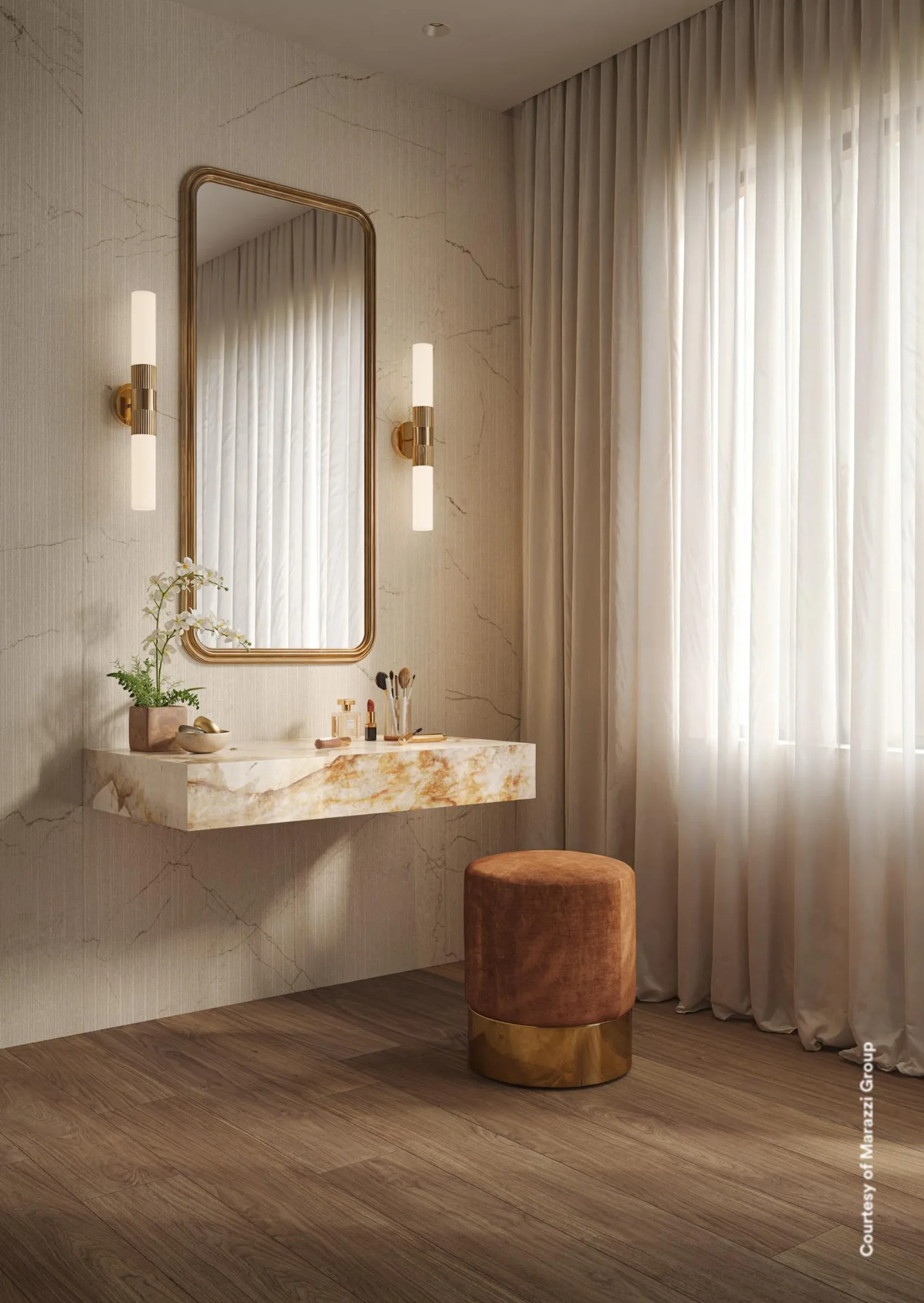 Badezimmer mit Marmorwaschtisch, Spiegel und Vorhang, Boden in Holzoptik Noce Classico 20x120 cm