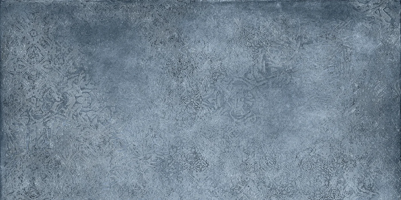 Taubenblaue Dekorfliese in Cotto-Optik, 60×120 cm, matt, mit dunklem, verwittert wirkendem Ornamentmuster