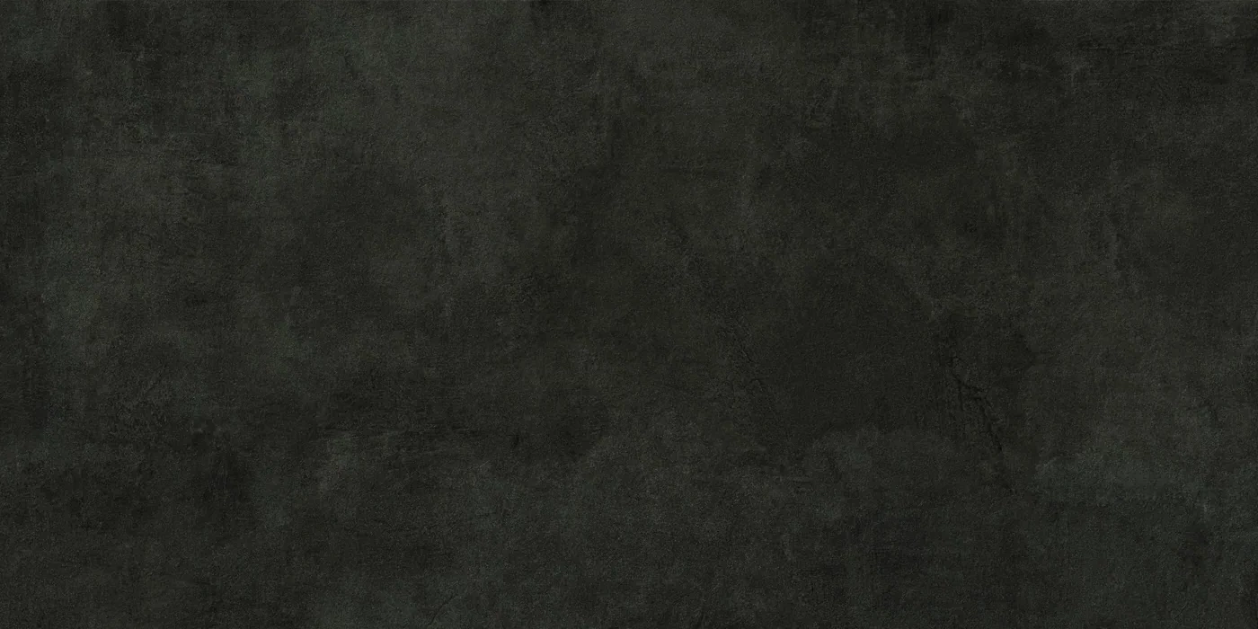 Matte Fliese in Betonoptik, 160×320 cm, in tiefem Schwarz mit wolkiger Zementstruktur, frontal als ganze Platte.