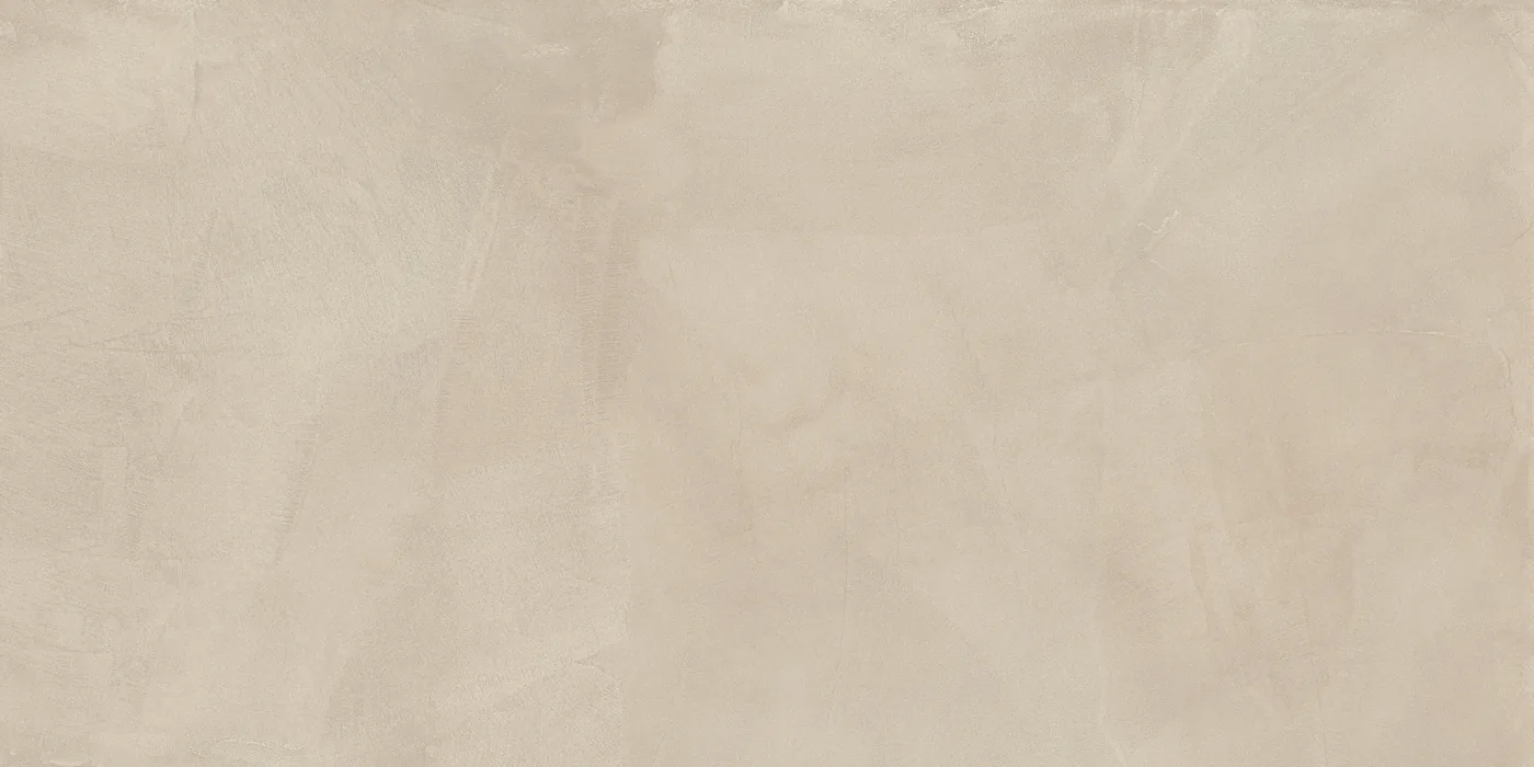 Sandbeige Fliese 60×120 cm in Spachteloptik, matte Oberfläche mit wolkigen Spachtelspuren und feinen Kratzlinien.