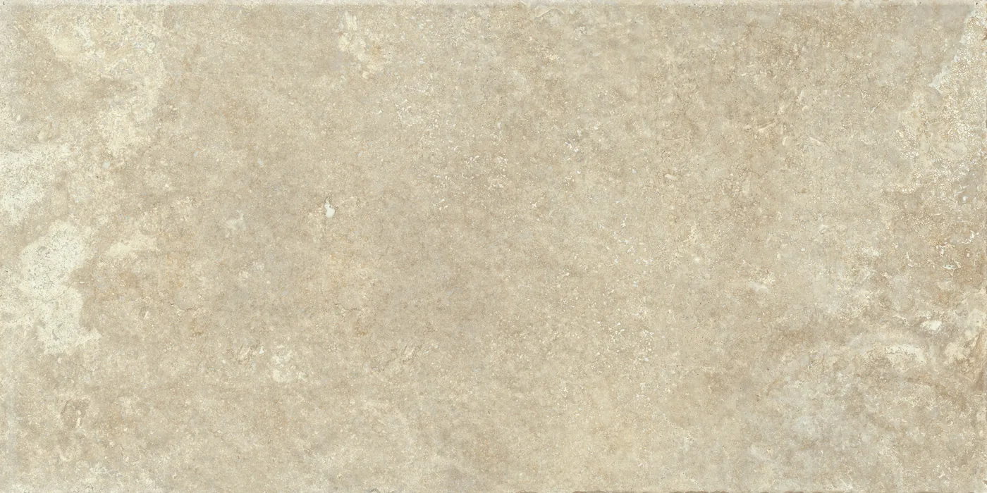 Warmbeige Steinoptik-Platte 60x120 cm mit hellen Kalkflecken, feinen Poren und rau strukturierter Oberfläche.