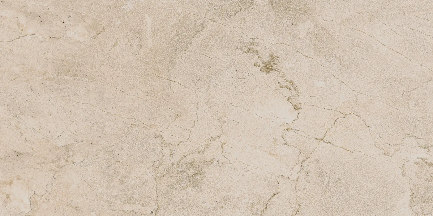 Sandbeige Steinoptik-Fliese 30x60 cm, matt, mit feiner heller Aderung und wolkiger Mineralzeichnung.