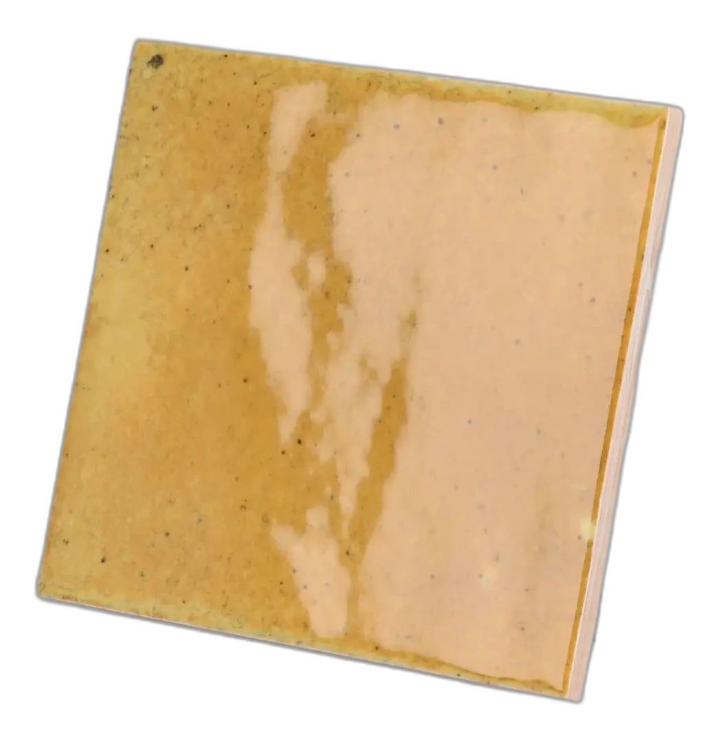 Hanoi Wandfliese in Caramel Glasur, Format 10x10 cm, schräge Studio Aufnahme mit sichtbarem Glasurglanz.