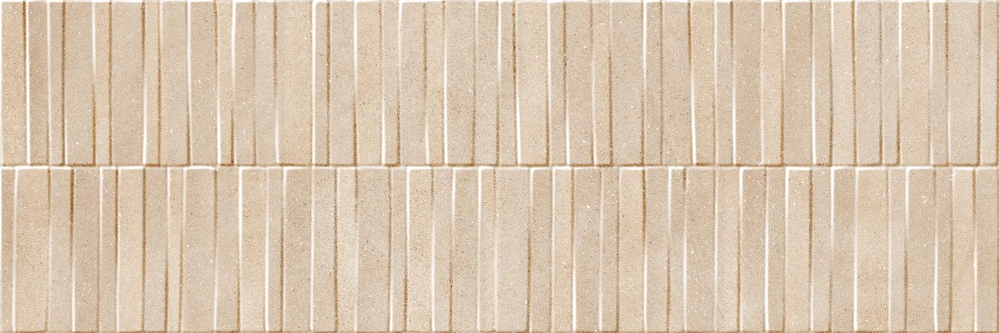 Rechteckige Wandfliese in Sandbeige mit zwei Reihen schmaler vertikaler Stäbchen im Relief, matte Oberfläche, Querformat