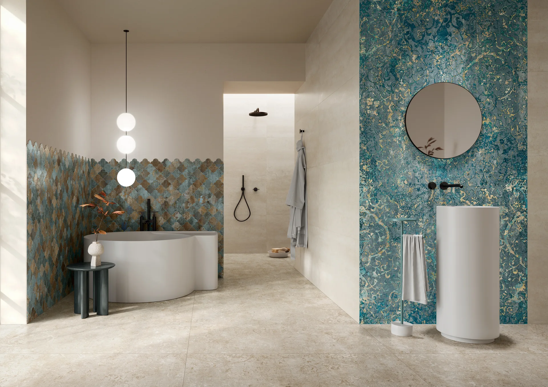Bad mit freistehender Wanne, hellem Steinoptik-Boden und petrolfarbener Mosaikwand, Fliesenformat 120×120 cm.