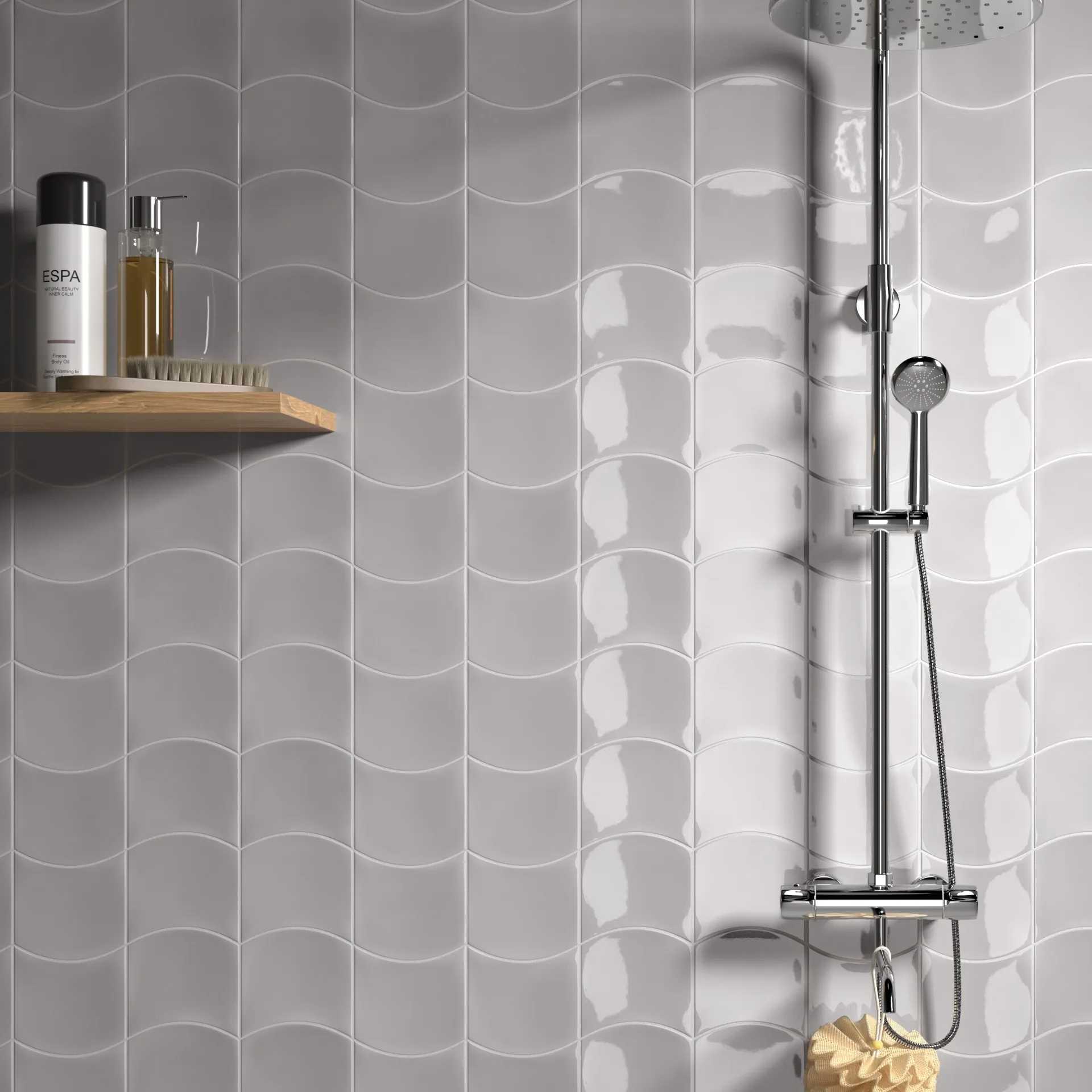 Dusche mit hellgrauer glänzender Wellenfliesenwand, Chrom-Duschgarnitur und Holzablage mit Flaschen.