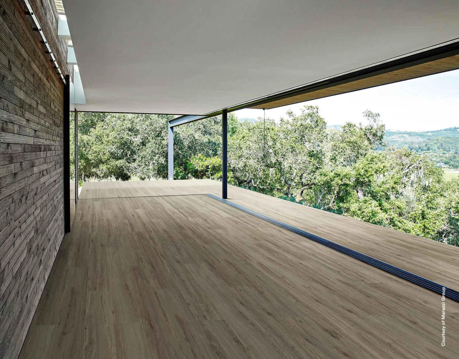 Überdachte Terrasse mit Holzwand und Blick ins Grüne, Boden in Holzoptik Tortora 20x120 cm