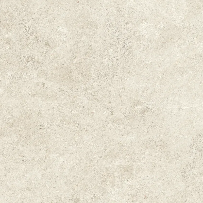 Helle natursteinartige Bodenflaeche mit feiner Maserung in zartem Sand-Beige und ruhigen weichen Uebergaengen