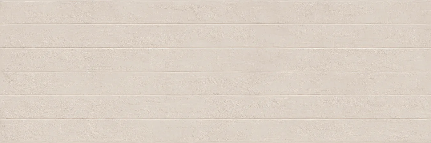 Beigegraue Wandfliese 60x180 cm mit Relief aus breiten, waagerecht verlaufenden Lamellenstreifen.
