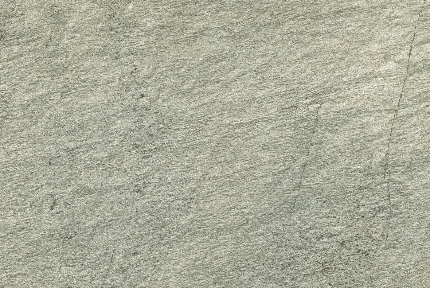 Hellgraue Natursteinoptik im Format 60×90 cm mit feiner diagonaler Aderung und vereinzelten braunen Einschlüssen.