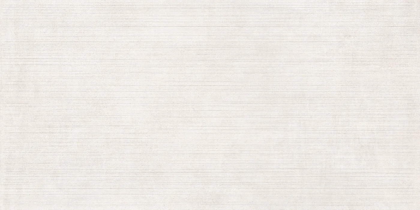 Fast weiße Betonoptik-Fliese 60x120 cm mit feinem, durchgehendem horizontalem Rillenrelief über die gesamte Fläche.
