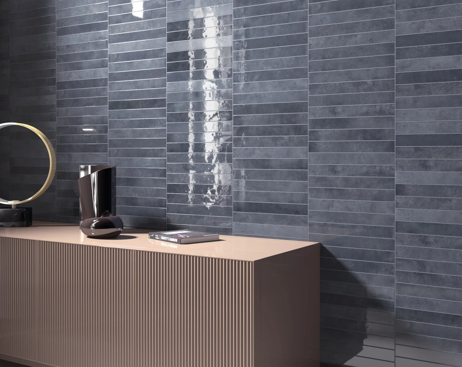 Wohnraum mit dunkelblauen, waagerecht verlegten Riemchen, geriffeltem Sideboard und Rundspiegel.