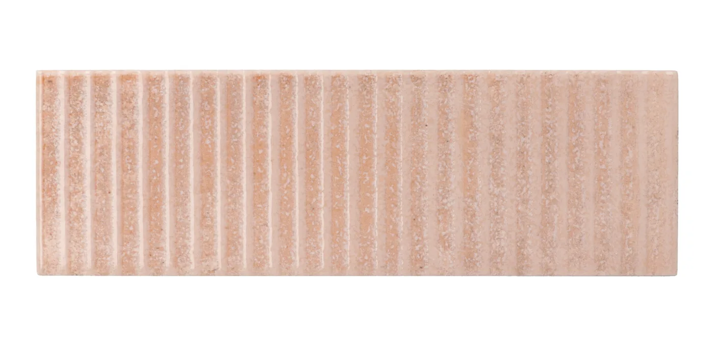 Apricot-roséfarbene matte Keramikfliese 6×18,6 cm mit vertikalem Rillenrelief und changierender, handgemachter Lasur.