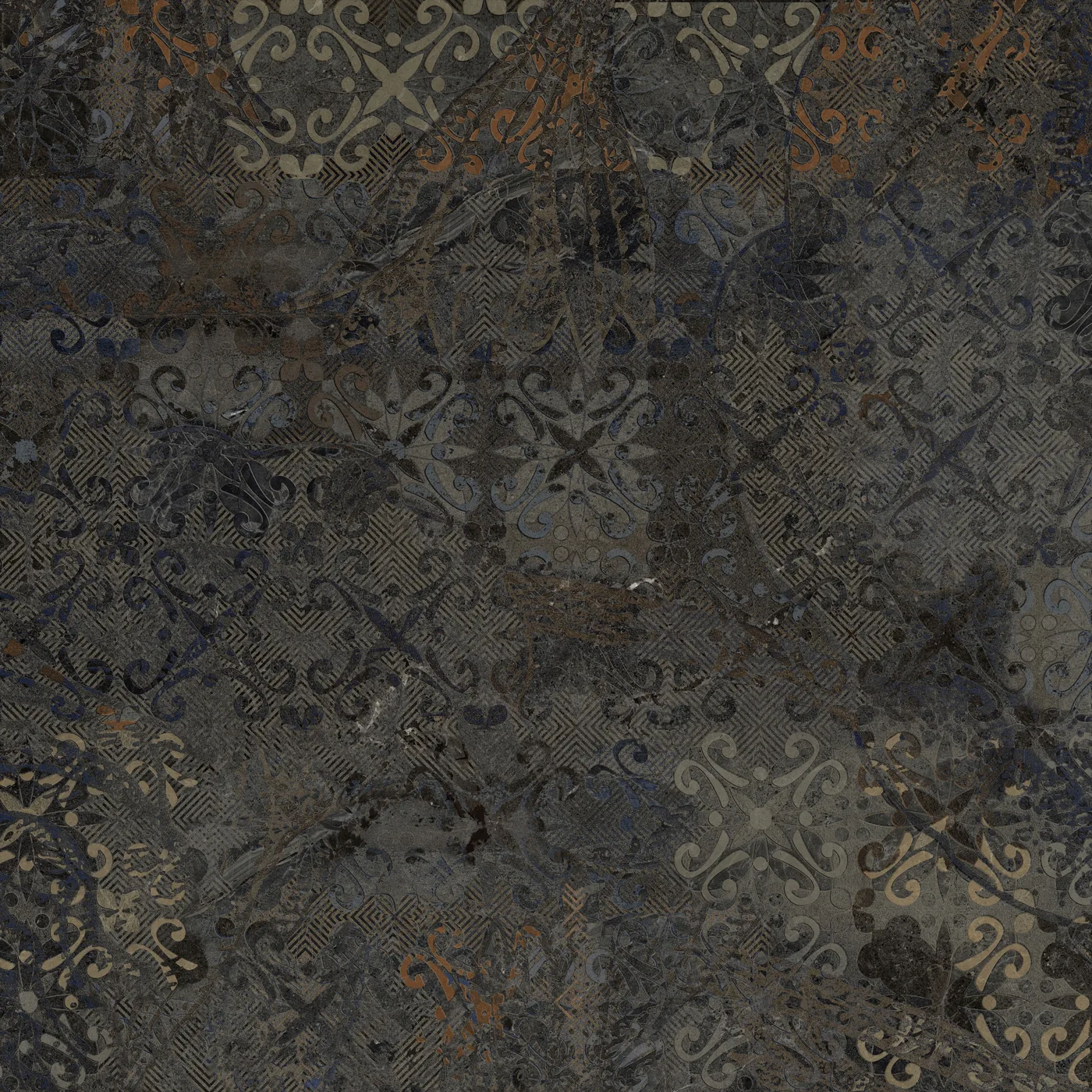 Anthrazitfarbene Dekorfliese 120×120 cm in seidenmattem Finish, mit verblasstem Ornament-Patchwork in Rost und Grau.