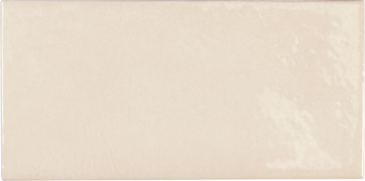 Equipe Village Riemchenfliese 6,5x13,2 cm in warmem Creme-Beige, glänzend glasiert mit leicht welliger Oberfläche.