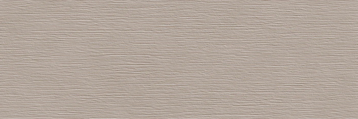 Graubraune Wandfliese 60x180 cm mit fein geriffeltem Relief aus dicht liegenden waagerechten Linien.