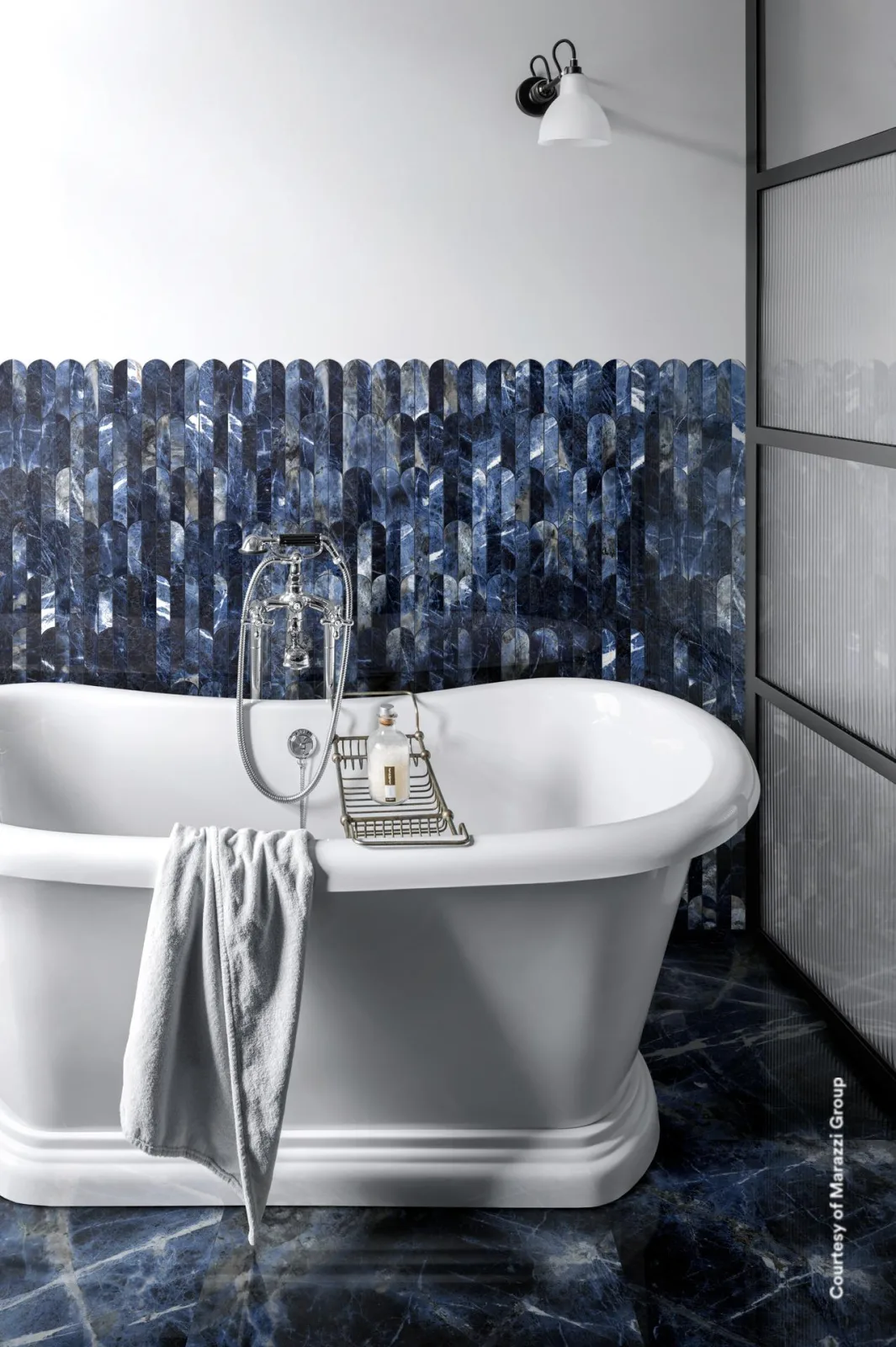 Freistehende Badewanne vor blauem Mosaik, gefliest mit Marazzi Allmarble Sodalite Blu in 60x60cm.