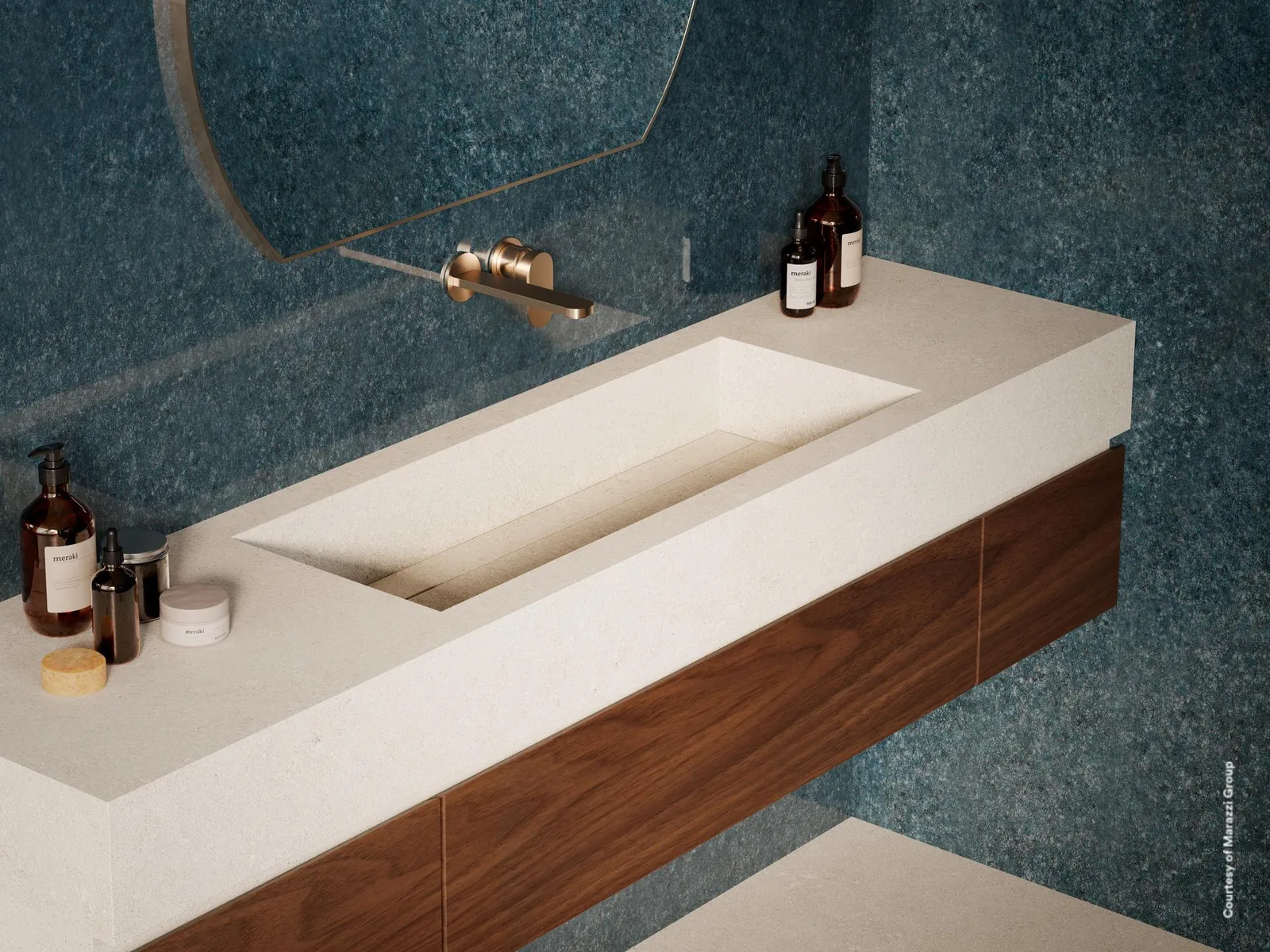 Badezimmer mit Waschtischwand aus Marazzi Grande Lume Cobalto, glänzende dunkelblaue Großformatplatte