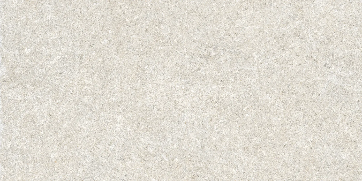 Sandbeige Steinoptik-Fliese 30x60 cm in mattem Finish, feine Körnung mit hellen Einsprengseln über die gesamte Fläche.