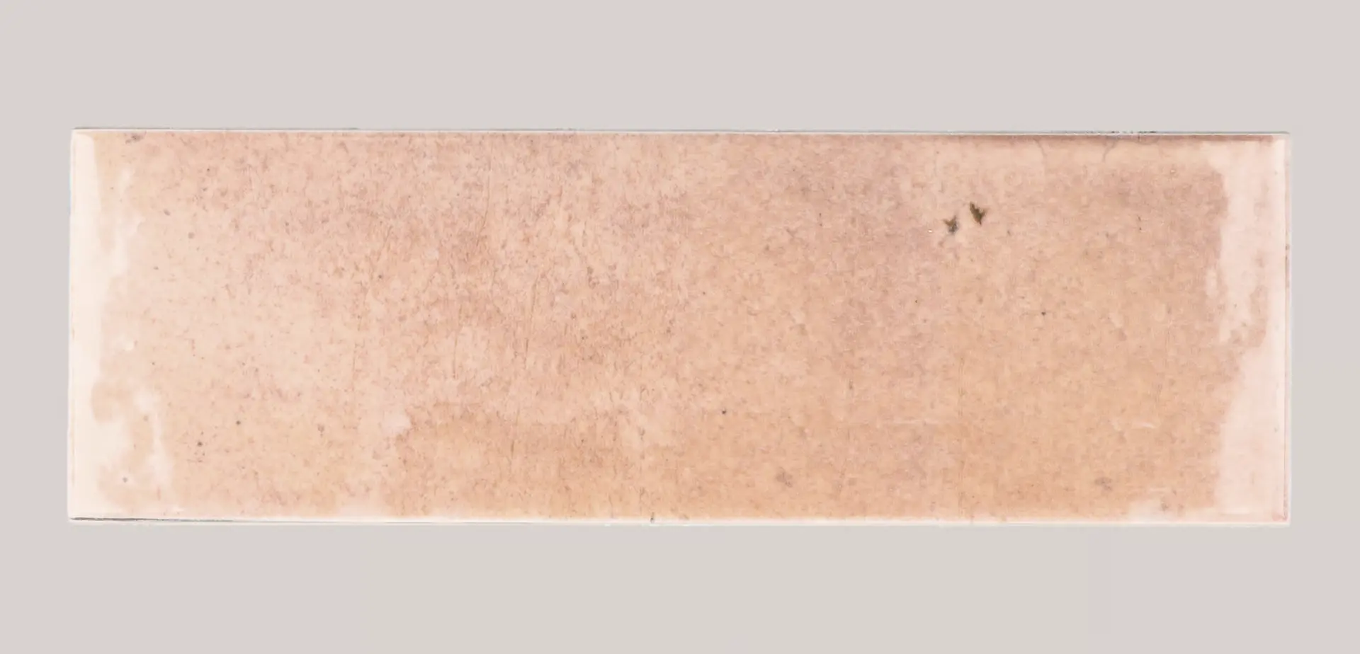 Hanoi Wandfliese in Pink Glasur, Format 6,5x20 cm, Studio Aufnahme frontal vor weißem Hintergrund.