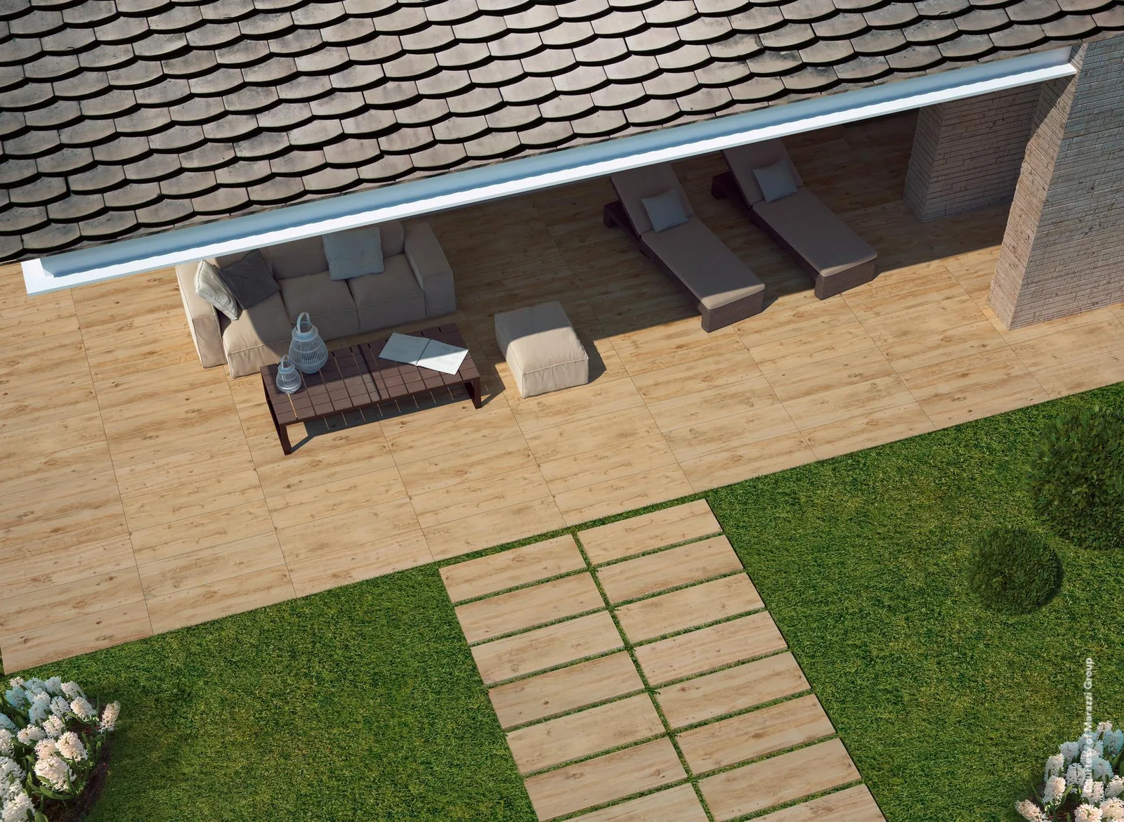 Marazzi Treverkhome20 Larice von oben: Terrasse mit Holzoptik-Dielen unter dem Dachvorsprung, Weg aus Platten im Rasen