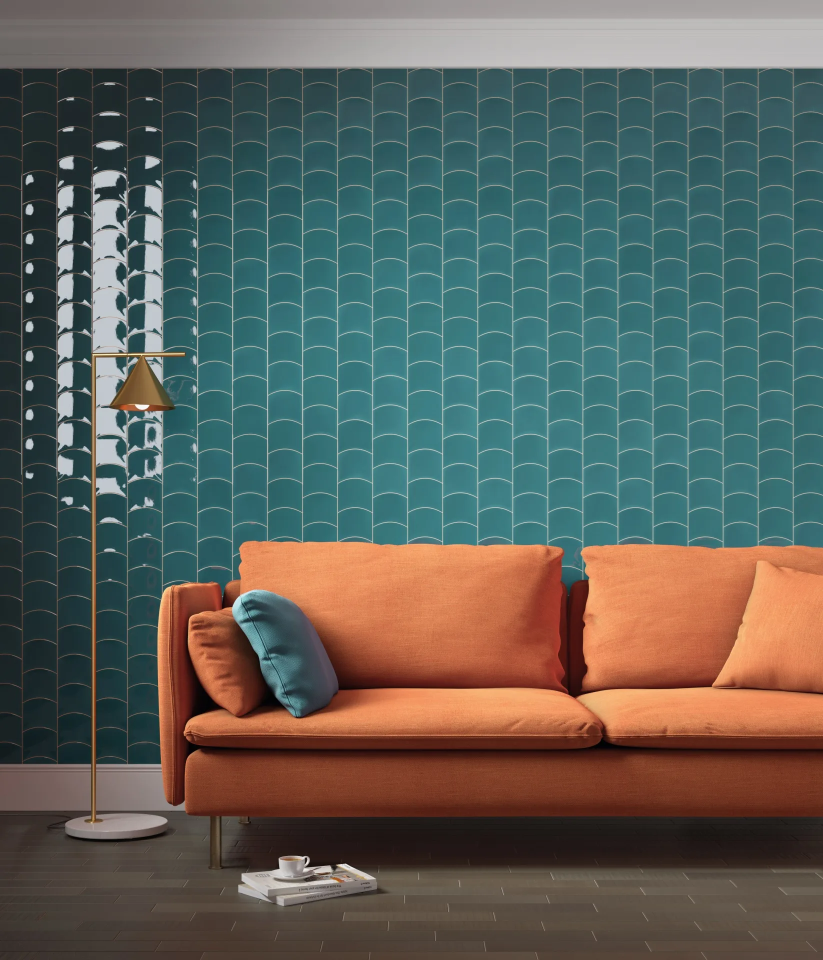 Wohnraum mit petrolfarbener Wellenfliesenwand, orangefarbenem Sofa, Kissen und Messing-Stehleuchte.
