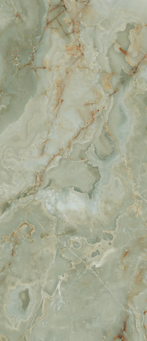 Hell jadegrüne Marmoroptik-Platte im Format 120x278 cm mit glänzender Oberfläche und rostbraunen Onyxadern.