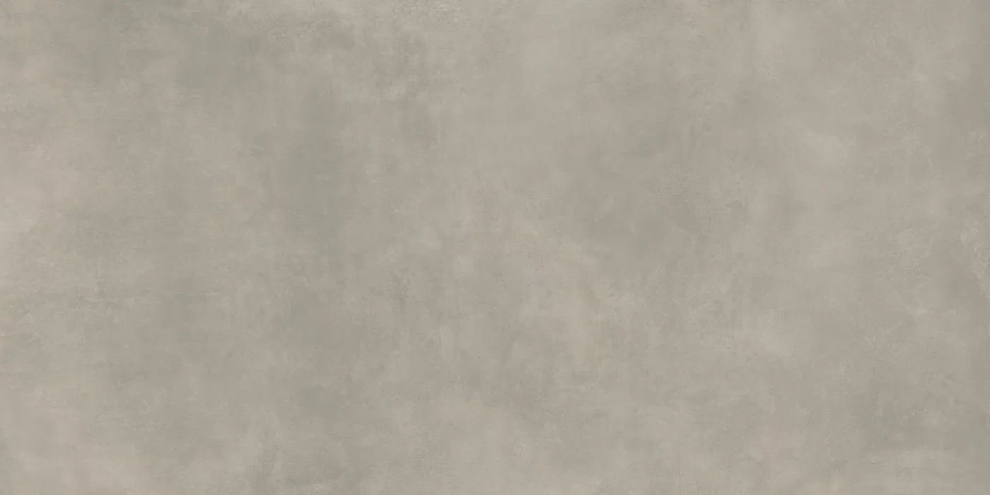 Matte Fliese in Betonoptik, 160×320 cm, in hellem Graubeige mit wolkiger Zementstruktur, frontal als ganze Platte.