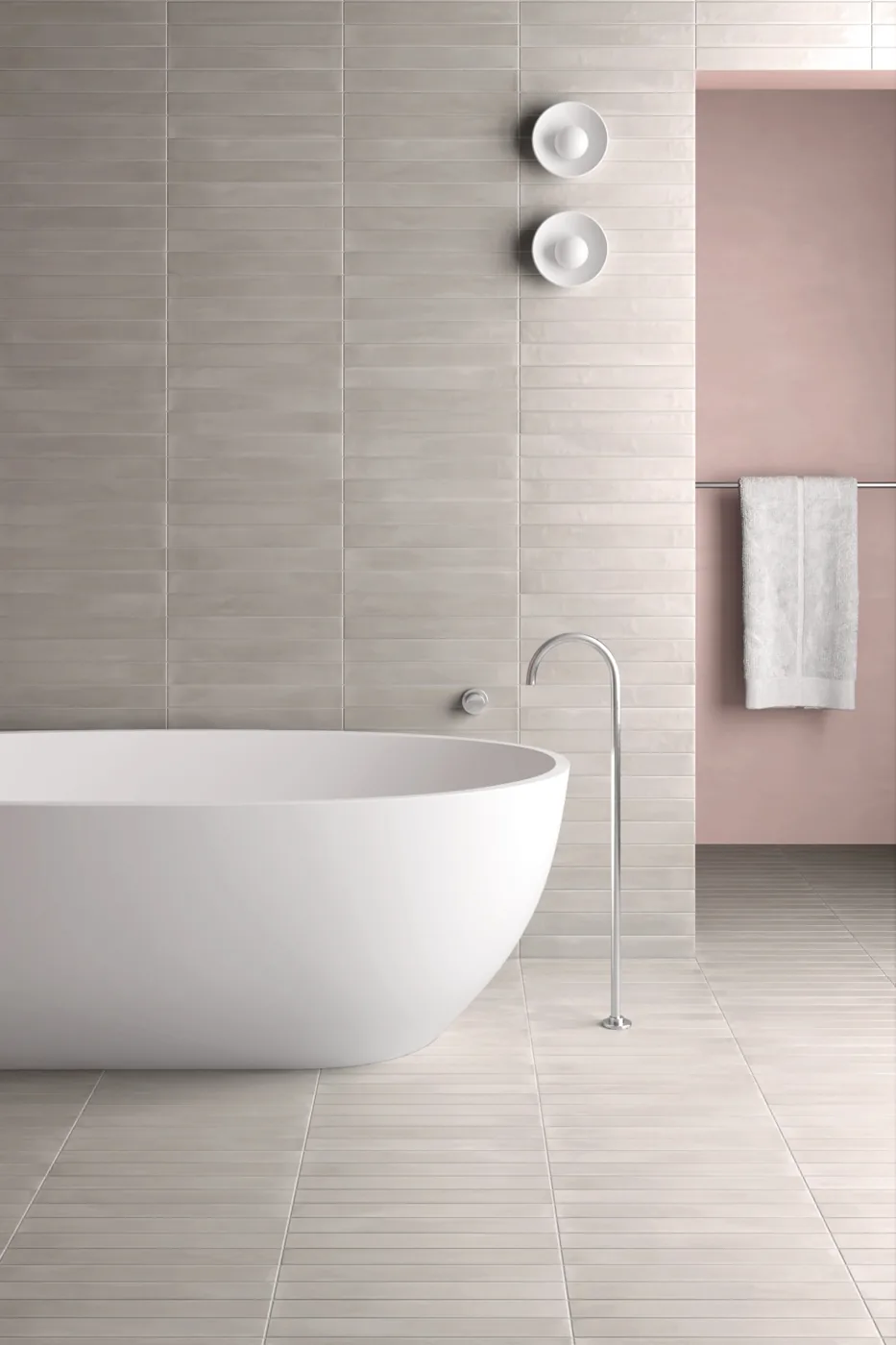 Equipe Corsica Cloudstone 5x40 cm im Bad: hellgraue Wandriemchen und Bodenfliesen an freistehender Wanne.
