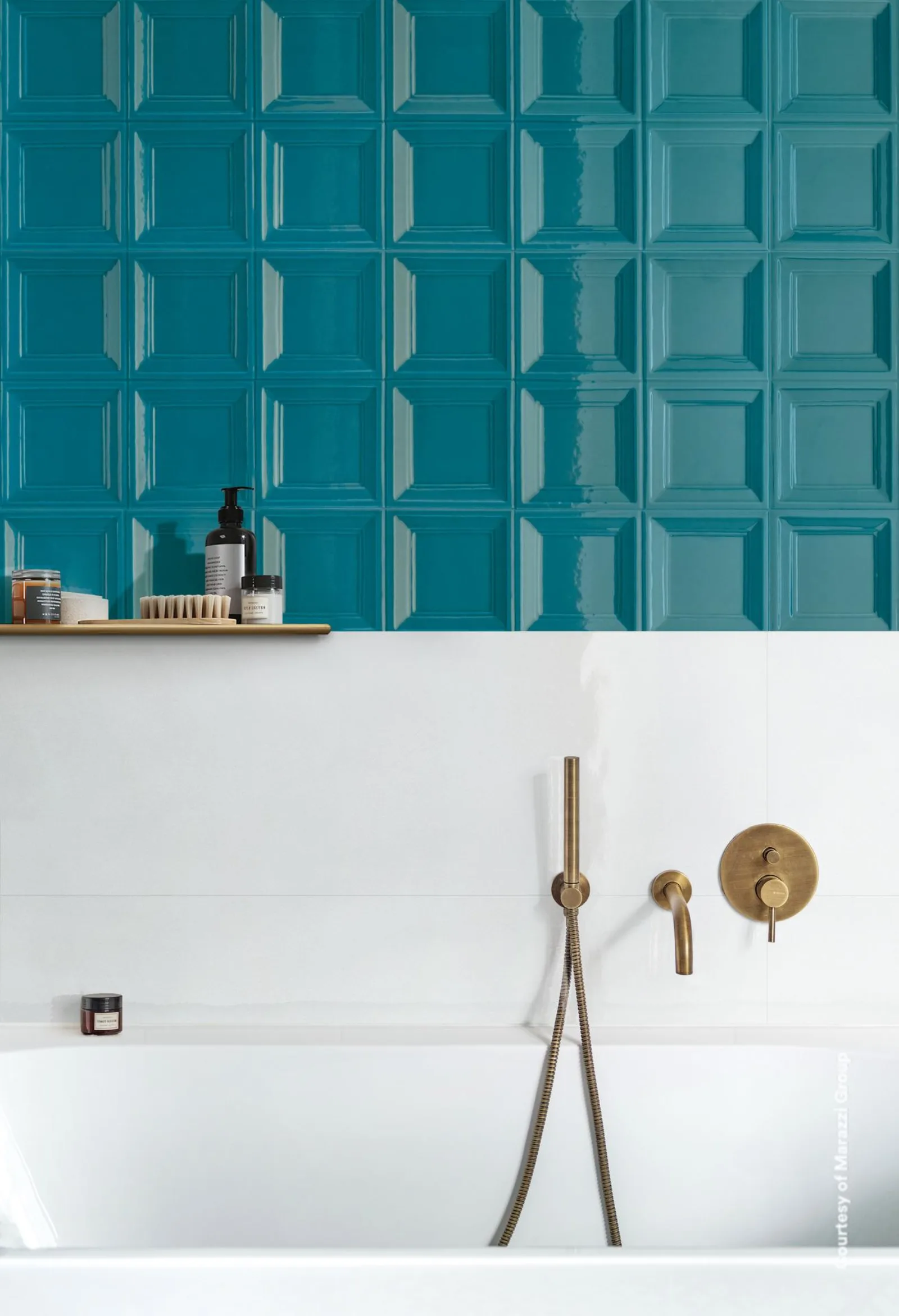Marazzi Bliss 3D Square Ocean: Bad mit petrolblauem Kassettenrelief über weißer Wand, Badewanne und Messingarmatur