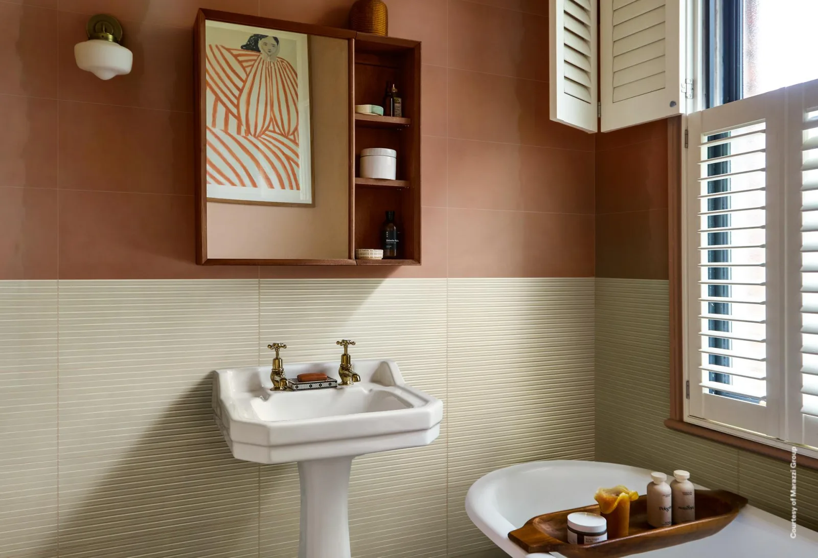 Marazzi Bliss 3D Fingers Cream: Bad mit terrakottafarbener Oberwand, Rillenrelief, Standwaschbecken und freistehender Wanne