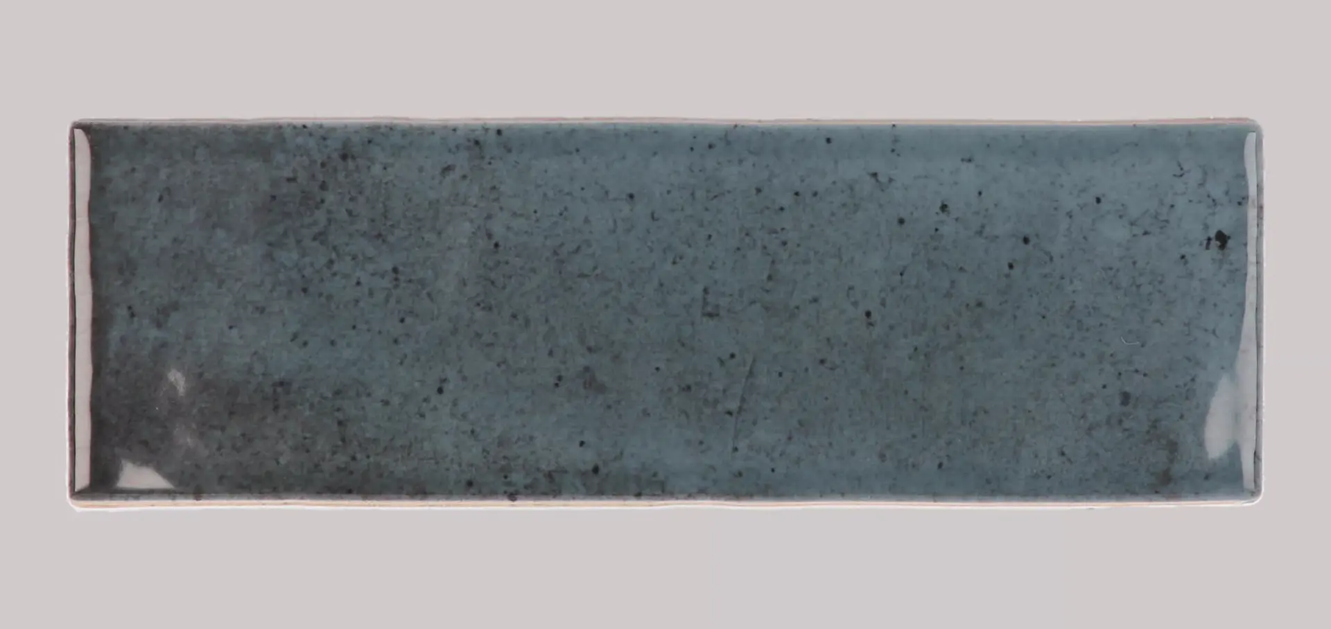 Hanoi Wandfliese in Blue Night Glasur, Format 5,1x16,1 cm, Studio Aufnahme frontal vor weißem Hintergrund.