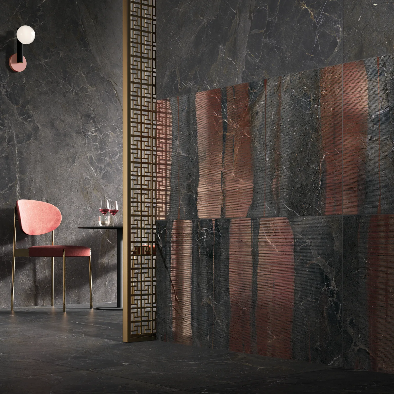 Wand aus anthrazitgrauen Marmoroptik-Platten mit kupferroten Dekorstreifen, davor ein Bistrotisch und ein rosa Stuhl.