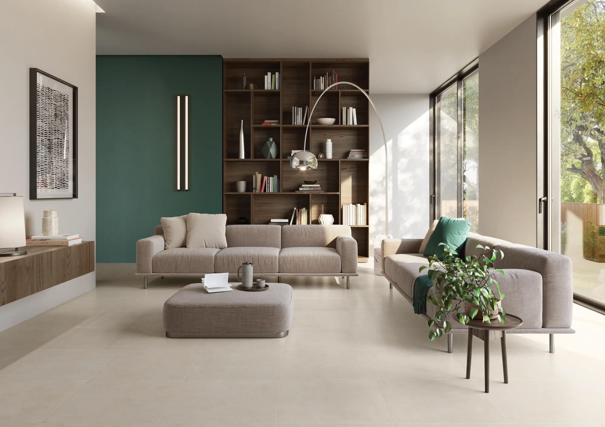 Helles Wohnzimmer mit beigen Paleo-Bodenfliesen 60x60, graues Sofa, Bücherregal, grüne Wand und große Fenster.